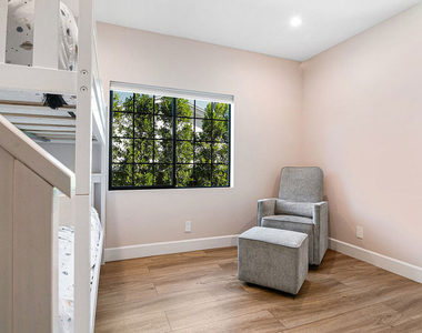 13220 Erwin Street - Photo Thumbnail 18