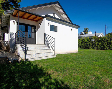 13220 Erwin Street - Photo Thumbnail 27