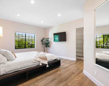 13220 Erwin Street - Photo Thumbnail 11