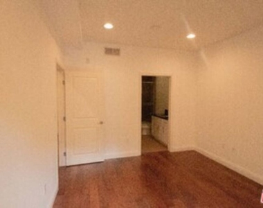 4428 Fulton Avenue - Photo Thumbnail 17