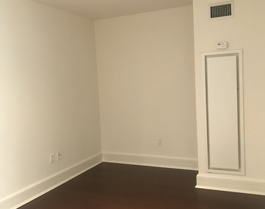 60 Riverside Boulevard - Photo Thumbnail 3