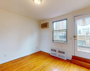 East 90th Street - Photo Thumbnail 5