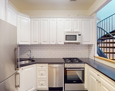 East 90th Street - Photo Thumbnail 4