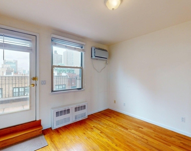 East 90th Street - Photo Thumbnail 6