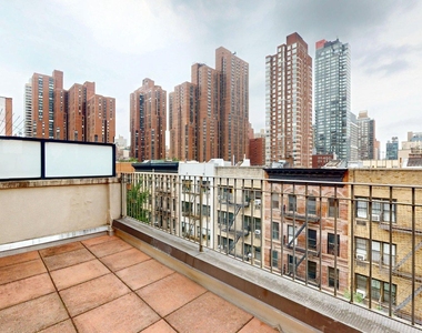 East 90th Street - Photo Thumbnail 3