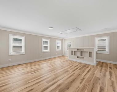 212 Center Street - Photo Thumbnail 7