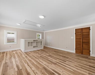 212 Center Street - Photo Thumbnail 8