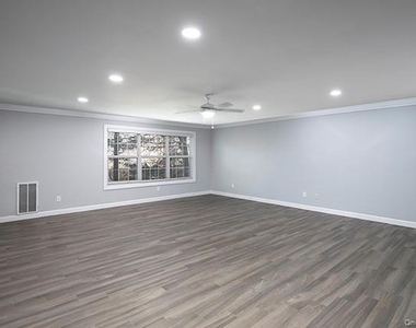 100 Pineview Lane - Photo Thumbnail 8