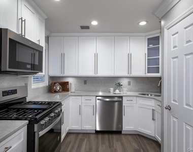 100 Pineview Lane - Photo Thumbnail 2