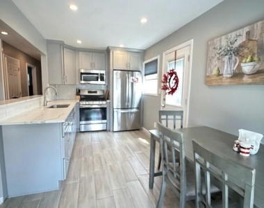 82 E Hollywood Avenue - Photo Thumbnail 1