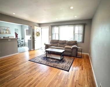 82 E Hollywood Avenue - Photo Thumbnail 3