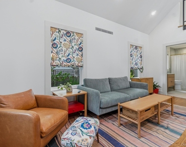 103 Hastings Avenue - Photo Thumbnail 10