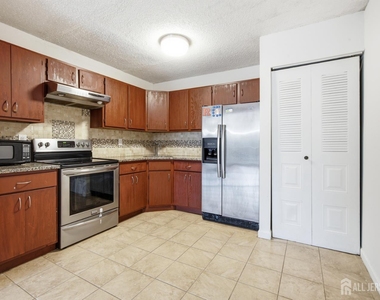 334 Lancaster Court - Photo Thumbnail 7