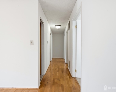 334 Lancaster Court - Photo Thumbnail 10
