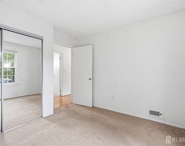 334 Lancaster Court - Photo Thumbnail 12