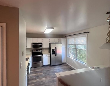 7419 Courtland Circle - Photo Thumbnail 4
