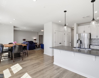 700 Mount Airy Terrace Ne - Photo Thumbnail 9