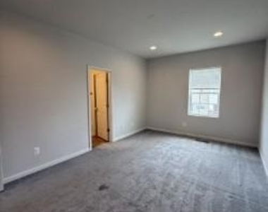 240 Parkland Drive - Photo Thumbnail 16