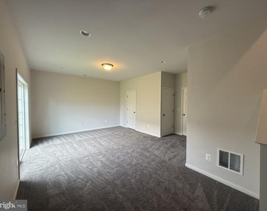 240 Parkland Drive - Photo Thumbnail 6