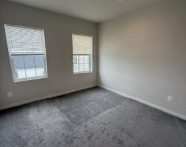 240 Parkland Drive - Photo Thumbnail 25