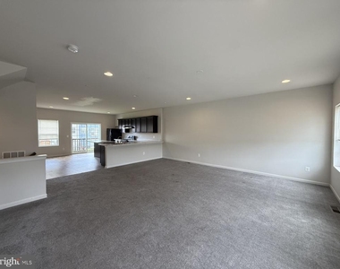 240 Parkland Drive - Photo Thumbnail 5