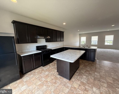 240 Parkland Drive - Photo Thumbnail 3