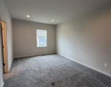 240 Parkland Drive - Photo Thumbnail 15