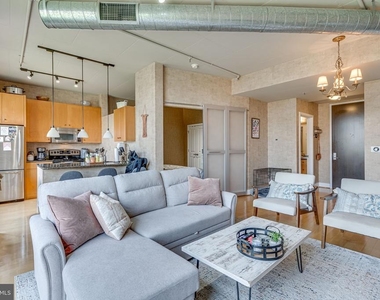 520 John Carlyle Street - Photo Thumbnail 5