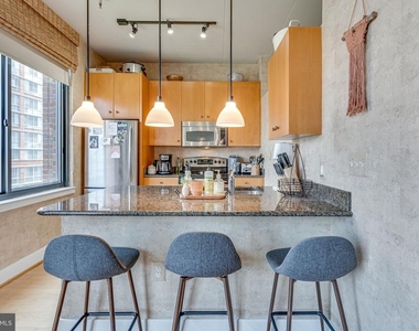 520 John Carlyle Street - Photo Thumbnail 7