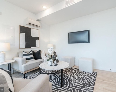 1131 N Front Street - Photo Thumbnail 8