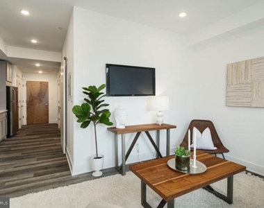 1245 Ridge Avenue - Photo Thumbnail 3