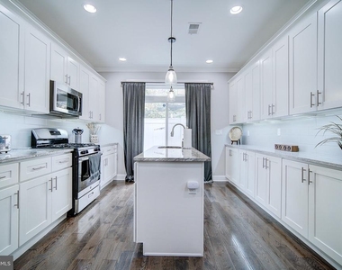 1513 S Lambert Street - Photo Thumbnail 6