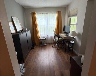 111 Fieldcrest Street - Photo Thumbnail 4