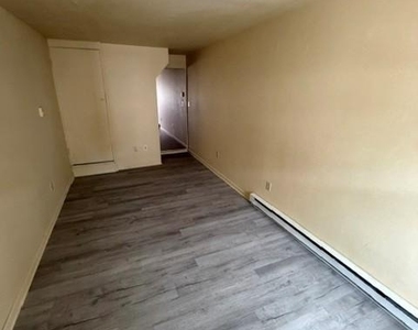 123 W King Street - Photo Thumbnail 2