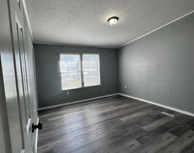 150 Oak Street - Photo Thumbnail 2