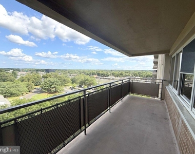 1102 Barclay Towers - Photo Thumbnail 11