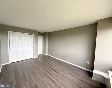 1102 Barclay Towers - Photo Thumbnail 9