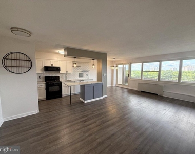 1102 Barclay Towers - Photo Thumbnail 1