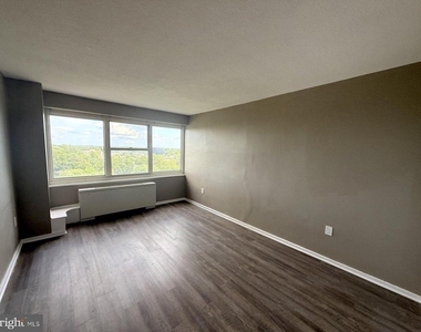1102 Barclay Towers - Photo Thumbnail 8