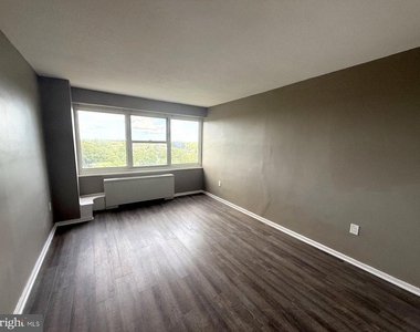 1102 Barclay Towers - Photo Thumbnail 7