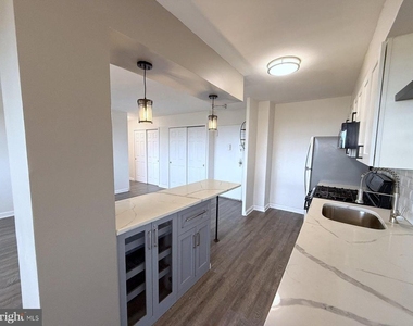 1102 Barclay Towers - Photo Thumbnail 5