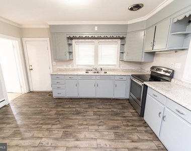 1109 N Division Street - Photo Thumbnail 20