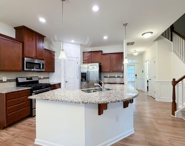 907 Saratoga Drive - Photo Thumbnail 9