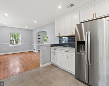 6014 39th Avenue - Photo Thumbnail 8