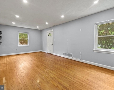 6014 39th Avenue - Photo Thumbnail 3