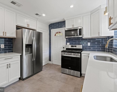 6014 39th Avenue - Photo Thumbnail 7