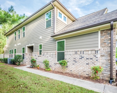 411 Alamosa Place - Photo Thumbnail 7