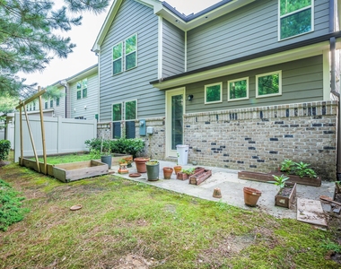411 Alamosa Place - Photo Thumbnail 2