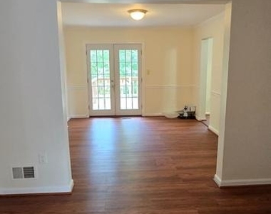 707 Curry Ford Lane - Photo Thumbnail 3