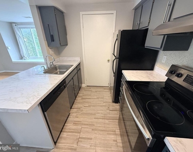 9802 Hellingly Place - Photo Thumbnail 3